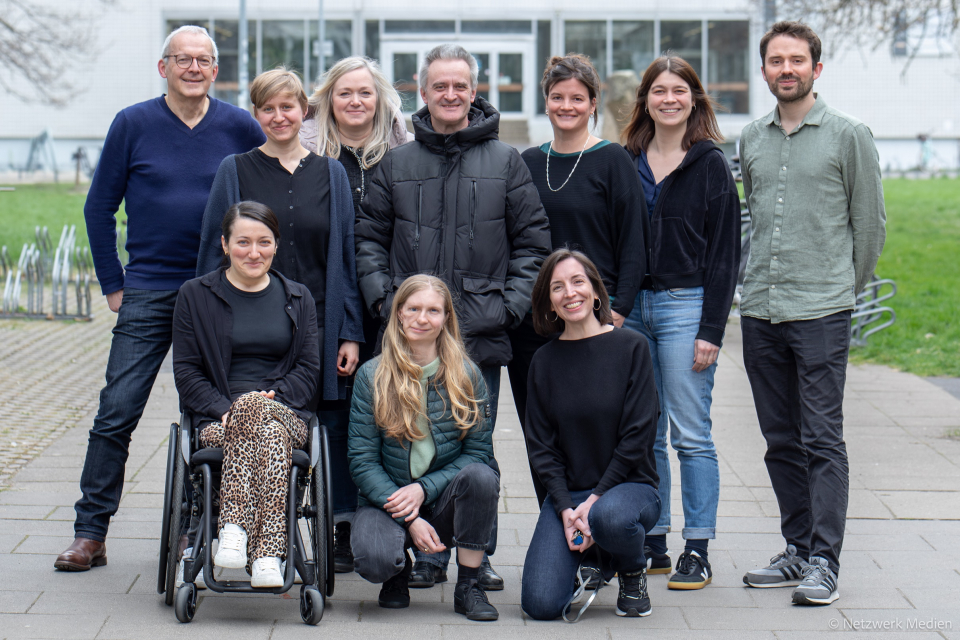 Gruppenbild des Projektteams. Es sind 3 Männer und 7 Frauen abgebildet. 1 Frau sitzt im Rollstuhl. Gruppenbild des Projektteams. Es sind 3 Männer und 7 Frauen abgebildet. 1 Frau sitzt im Rollstuhl.