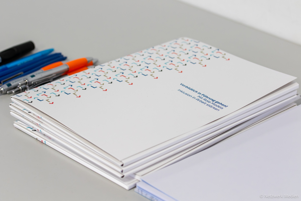 Projektmappen und Stifte liegen auf einem Tisch zur Verwendung. Projektmappen und Stifte liegen auf einem Tisch zur Verwendung.