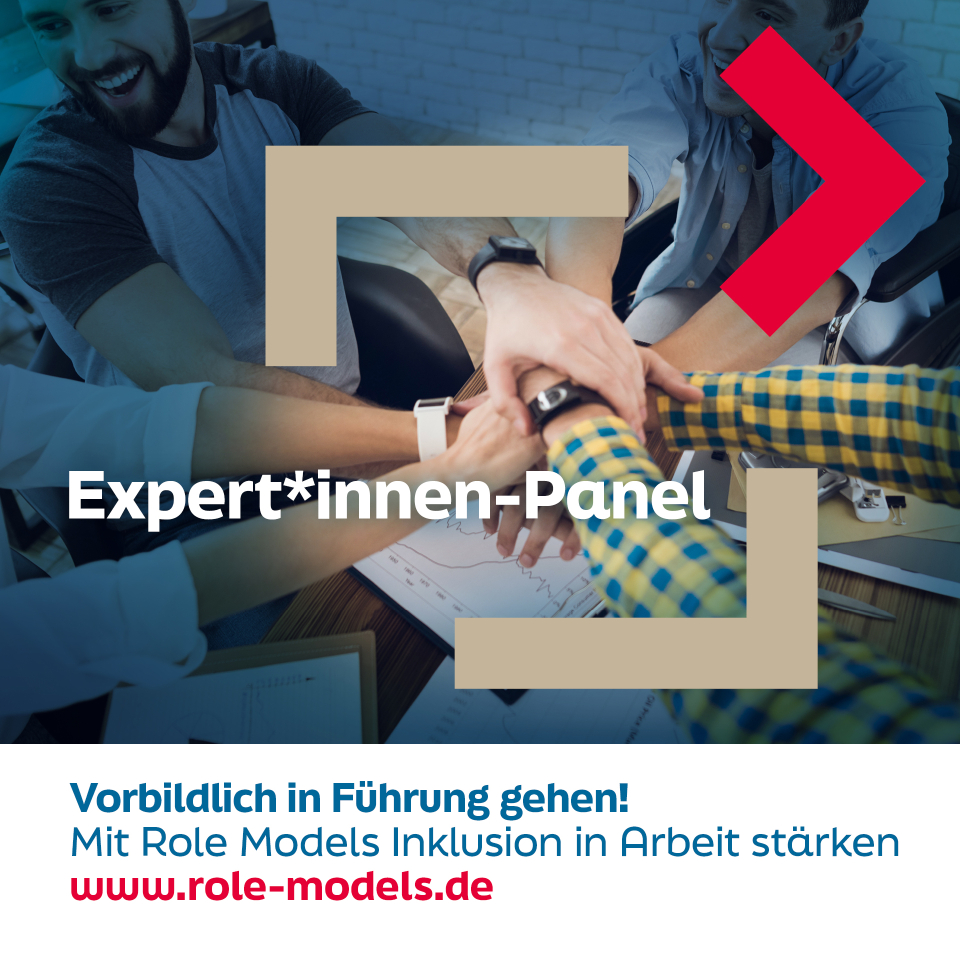 Ein Foto zeigt Frauen und Männer eines Teams, die ihre Hände übereinander legen. Darüber ist der Schriftzug "Expert*innen-Panel" zu lesen.