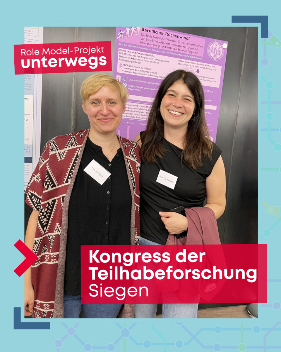 Auf dem Bild sind Lea Helmrich (links) und Jana Buckermann zu sehen. Sie stehen vor einem Kongress-Poster. Darüber steht: "Role Model-Projekt unterwegs". Unten steht auf rotem Grund: "Kongress der Teilhabeforschung Siegen".