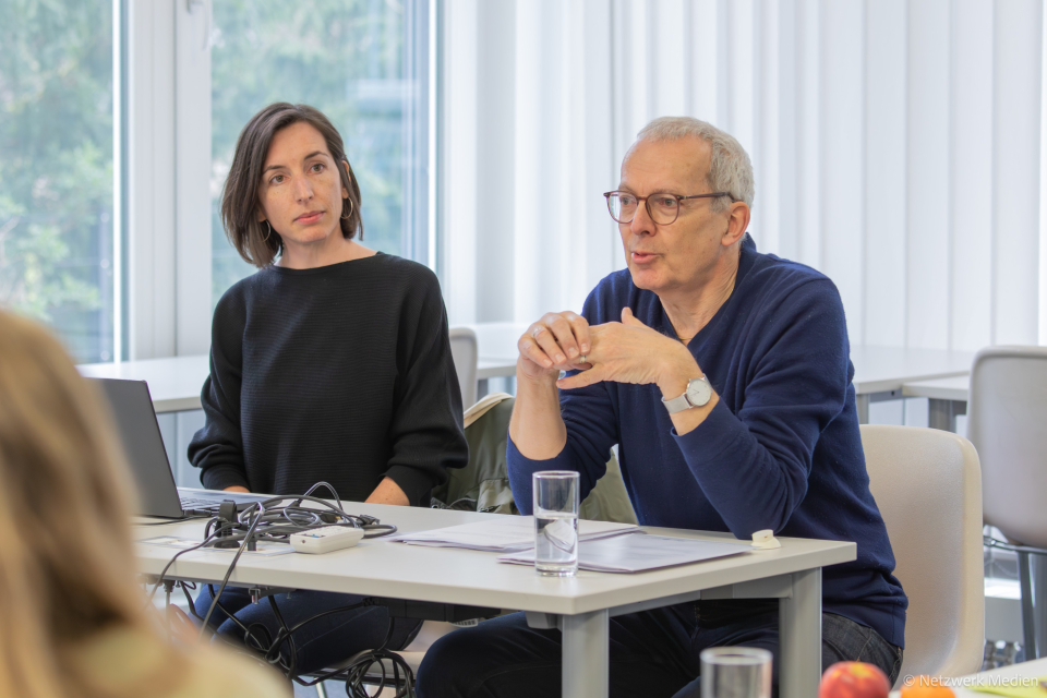 Fr. Bauer und Hr. Otto-Albrecht sitzen an einem Tisch. Sie eröffnen das 5. Projekt-Treffen in Köln. Fr. Bauer und Hr. Otto-Albrecht sitzen an einem Tisch. Sie eröffnen das 5. Projekt-Treffen in Köln.